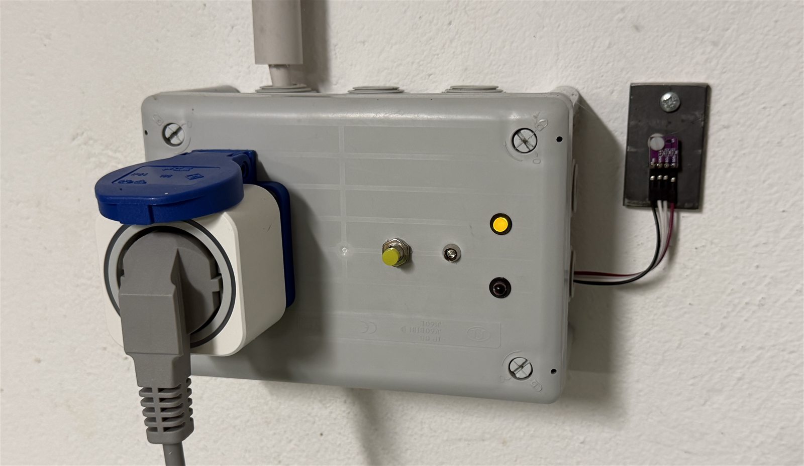 SmartHygro-Steuerung mit externer Steckdose und wandnahem Feuchtesensor