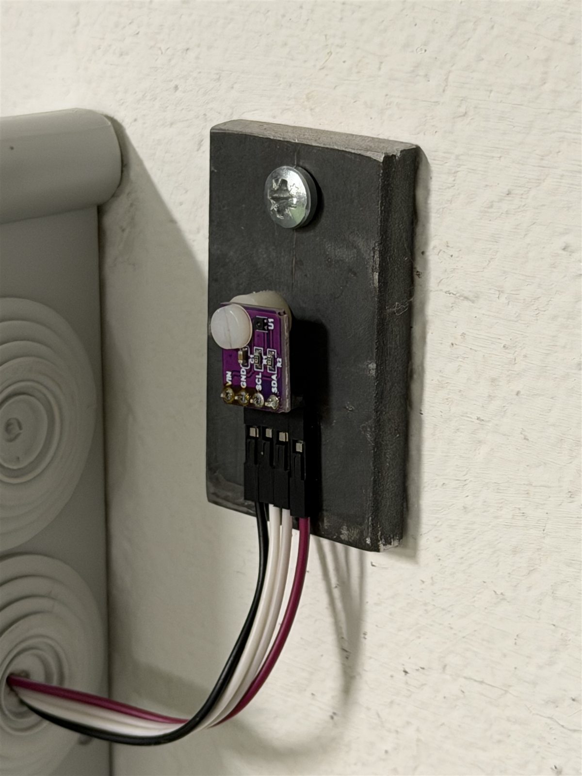 SHT40-Temperatur- und Feuchtesensor auf einer Metallplatte an der Wand